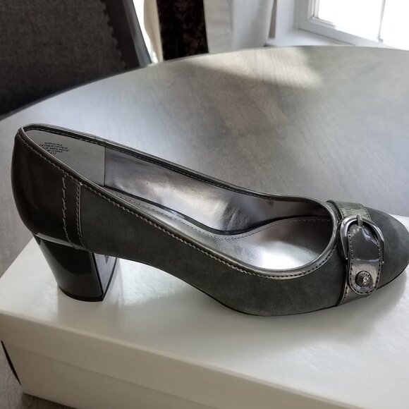 NIB AKRADKA Gray/Pewter suede shoes - Picture 6 of 6